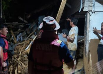 Operasi mencari dan menyelamat mangsa sedang dijalankan oleh anggota Bomba dan Penyelamat (BBP) Penampang. GAMBAR/IHSAN BBP PENAMPANG