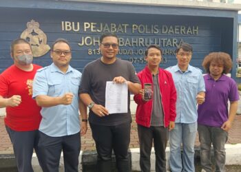 FAEZUDDIN Puad (tiga dari kiri) menunjukan laporan polis terhadap seorang individu lelaki didakwa mengugut Perdana Menteri di Ibu Pejabat  Polis Johor Bahru Utara, Johor Bahru, semalam.-UTUSAN/BAAZLAN IBRAHIM