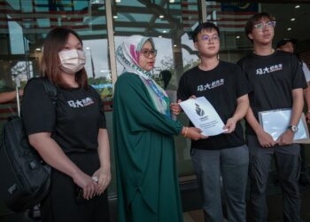 DAYANG Norakma Shaharuddin menerima dokumen daripada Tang Yi Ze mengenai kemasukan ke universiti di KPT Putrajaya. - UTUSAN/FAIZ ALIF ZUBIR