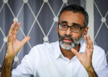 N. Surendran bersama Jawatankuasa hak penduduk di Kampung Sungai Baru ketika sidang akhbar menjelaskan situasi berlaku di kampung berkenaan.