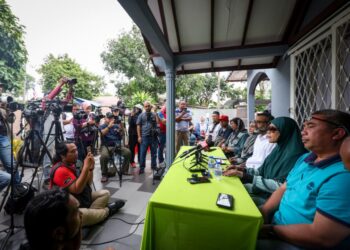 Jawatankuasa hak penduduk di Kampung Sungai Baru ketika sidang akhbar menjelaskan situasi berlaku di kampung berkenaan.