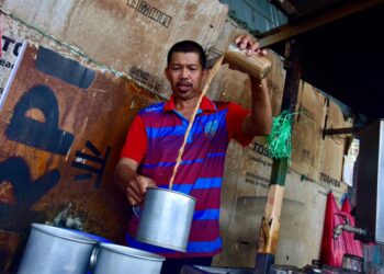 ARIF Kabul membancuh teh arang di gerainya di Lorong Bunga Raya, Melaka. 
– UTUSAN/ARIF HAMIZAN MISKON