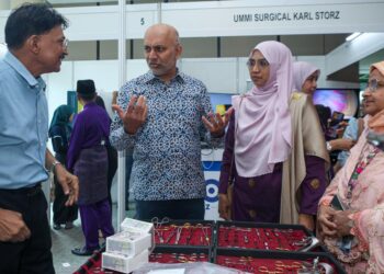DR. ANI Amelia Zainuddin (kanan) mengiringi Timbalan Ketua Setiusaha (Strategik) KPWKM, Mohd. Daud Mohd. Arif melawat reruai selepas perasmian Kongres Kedua Asia Oceania Society of Pediatric and Adolescent Gynecology (AOSPAG) di Holiday Inn Kuala Lumpur, di sini hari ini. - UTUSAN/ISKANDAR ISHAK