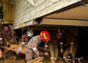 Seorang lelaki yang dilaporkan hilang dalam kejadian tanah runtuh yang menghempap rumahnya di Kampung Sarapung, dekat sini, semalam, ditemukan meninggal dunia, pagi tadi.