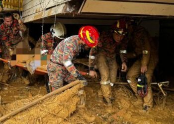 BOMBA menemukan mangsa di bawah runtuhan tanah yang menghempap rumahnya di Kampung Sarapung, Penampang, Sabah.