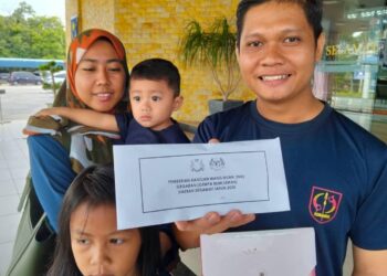 AMIRUL Asyraf Abd. Aziz bersama isteri Nurul Syazwani Ismail serta anak-anak menerima BWI sebanyak RM3,000 mangsa terkesan gempa bumi lemah di Pejabat Daerah Segamat hari ini