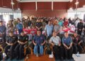 Nizam Abu Bakar Titingan (tengah, duduk) bersama anggota keselamatan ESSCOM dan PDRM serta komuniti Kampung Wakuba. - GAMBAR/BESSE AISYAH