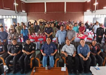 Nizam Abu Bakar Titingan (tengah, duduk) bersama anggota keselamatan ESSCOM dan PDRM serta komuniti Kampung Wakuba. - GAMBAR/BESSE AISYAH