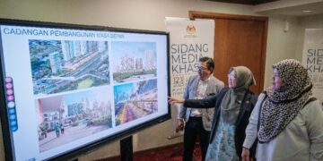 ZALIHA Mustafa (tengah) menunjukkan gambar pembangunan masa depan kampung Sungai Baru di Putrajaya. - UTUSAN/FAIZ ALIF ZUBIR