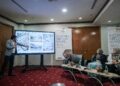 ZALIHA Mustafa mendengar taklimat daripada Dr. Khairul Nizam Othman ketika sidang media khas berhubung isu Kampung Sungai Baru di Putrajaya. - UTUSAN/FAIZ ALIF ZUBIR