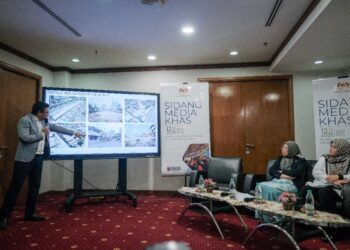 ZALIHA Mustafa mendengar taklimat daripada Dr. Khairul Nizam Othman ketika sidang media khas berhubung isu Kampung Sungai Baru di Putrajaya. - UTUSAN/FAIZ ALIF ZUBIR