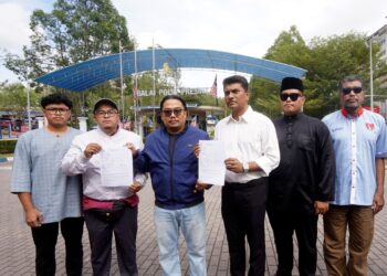 MOHD Hafiz Osman (tiga kiri) membuat laporan polis terhadap individu yang menghasut ketenteraman awam berhubung isu Kampung Sungai Baru di IPD Putrajaya. - UTUSAN/FAISOL MUSTAFA