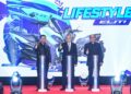 PENGARAH Urusan Kumpulan DRB-HICOM, Tan Sri Syed Faisal Albar (kiri) bersama Roslan Roskan (kanan) dan Presiden Kawasaki Motors, Hiroshi Ito pada sesi bergambar pada Malam Gala Ulang Tahun ke-30 Modenas di M World Hotel Petaling Jaya di sini, malam tadi. - UTUSAN/SYAKIR RADIN