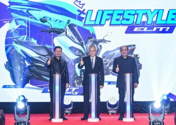 PENGARAH Urusan Kumpulan DRB-HICOM, Tan Sri Syed Faisal Albar (kiri) bersama Roslan Roskan (kanan) dan Presiden Kawasaki Motors, Hiroshi Ito pada sesi bergambar pada Malam Gala Ulang Tahun ke-30 Modenas di M World Hotel Petaling Jaya di sini, malam tadi. - UTUSAN/SYAKIR RADIN