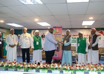 HASHIM Jasin (tiga kanan) melancarkan buku ketika merasmikan Muktamar Dewan Ulama Pas Pusat ke-64 di Maahad Darul Hadis, Kampung Tok Keling di Alor Setar. - UTUSAN/ SHAHIR NOORDIN