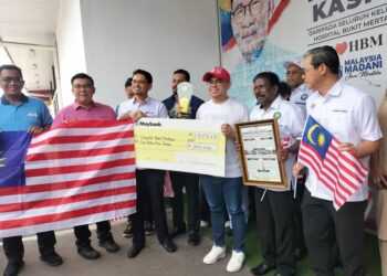 STEVEN Sim Chee Keong (tiga dari kanan) ketika hadir merasmikan prasarana mesra OKU dan Komuniti di Hospital Bukit Mertajam,Pulau Pinang.
