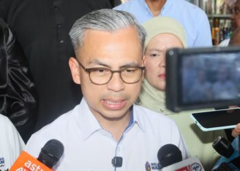 FAHMI Fadzil ketika ditemui pemberita selepas meninjau pelaksanaan program bantuan SARA di sebuah pasar raya mini di Kubang Semang, Bukit Mertajam, Pulau Pinang.-UTUSAN/DANIAL SAAD