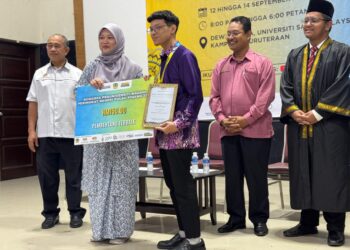 FADHLINA Sidek (dua dari kiri) ketika menyampaikan Anugerah Pembentang Terbaik kepada Muhammad Arif Badri sempena Kongres Prauniversiti Madani di Kampus Kejuruteraan USM di Nibong Tebal, Pulau Pinang, semalam.-UTUSAN/SITI NUR MAS ERAH AMRAN