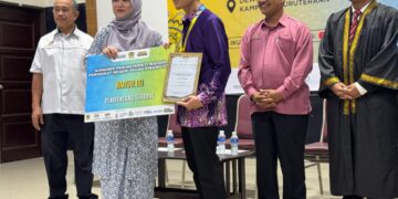 FADHLINA Sidek (dua dari kiri) ketika menyampaikan Anugerah Pembentang Terbaik kepada Muhammad Arif Badri sempena Kongres Prauniversiti Madani di Kampus Kejuruteraan USM di Nibong Tebal, Pulau Pinang, semalam.-UTUSAN/SITI NUR MAS ERAH AMRAN