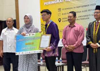 FADHLINA Sidek (dua dari kiri) ketika menyampaikan Anugerah Pembentang Terbaik kepada Muhammad Arif Badri sempena Kongres Prauniversiti Madani di Kampus Kejuruteraan USM di Nibong Tebal, Pulau Pinang, semalam.-UTUSAN/SITI NUR MAS ERAH AMRAN