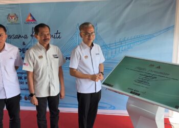 FAHMI FADZIL (kanan) ketika merasmikan Pusat Sebaran Maklumat Nasional (NADI) Penanti, Bukit Mertajam, Pulau Pinang.-UTUSAN/DANIAL SAAD