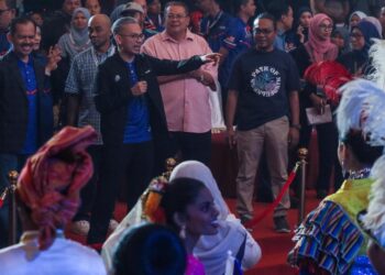FAHMI Fadzil (tengah, tiga dari kiri) ketika meninjau raptai penuh Sambutan Hari Malaysia 2025 di Pusat Konvensyen PICCA@Arena Butterworth, Pulau Pinang, malam tadi.-UTUSAN/DANIAL SAAD