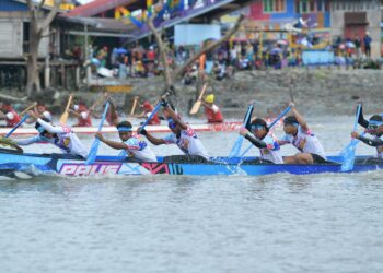 PASUKAN
dari perkampungan nelayan Kuala Perlis berentap dalam pertandingan perahu tradisional. – UTUSAN/IZLIZAN OTHMAN