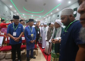 ABDUL Hadi Awang berbual dengan Muhyiddin Yassin sebelum merasmikan Muktamar Tahunan Pas ke-71 yang diadakan di Kompleks Pas Kedah, Kota Sarang Semut di Alor Setar, Kedah hari ini.