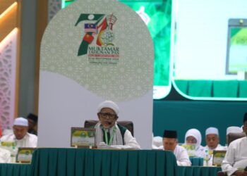 ABDUL Hadi Awang ketika menyampaikan ucaptama Muktamar Tahunan Pas ke-71 di Kompleks Pas Kedah, Kota Sarang Semut, Alor Setar, Kedah hari ini.