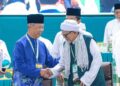 ABDUL Hadi Awang bersalaman dengan Muhyiddin Yassin pada majlis perasmian Muktamar Tahunan Pas Ke-71 di Kompleks Pas Kedah, semalam.