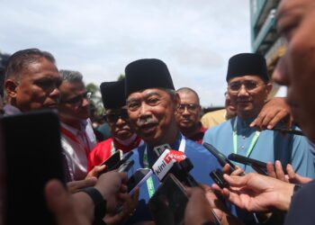 MUHYIDDIN Yassin ditemui pemberita selepas Majlis Perasmian Muktamar Tahunan Pas ke-71 di Kompleks Pas Kedah hari ini.