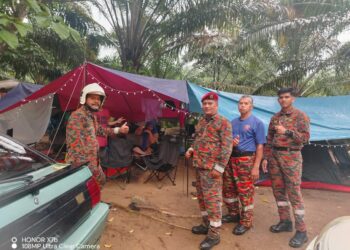 PETUGAS Bomba melakukan pemeriksaan ke atas mangsa di kawasan perkhemahan Ali River Campsite, Kuala Kubu Buaru hari ini.