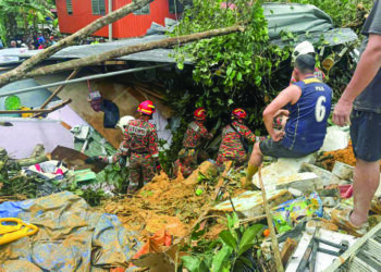 OPERASI menyelamat di Kampung Mook. - Gambar Ihsan Bomba
