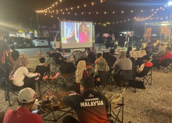 PARA pengunjung BG Kaffe menjamu selera sambil menonton wayang pacak anjuran Komuniti Madani Ampang sempena sambutan Hari Malaysia di Ipoh, Perak. - UTUSAN/ZABRY MOHAMAD MADZLAN