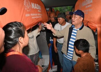 HAJIJI Noor melawat mangsa banjir di Pusat Penempatan Sementara (PPS) Kampung Sarapung, Penampang, Sabah, hari ini. - IHSAN JKM