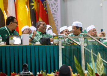 MUHAMMAD Sanusi Md. Nor bersalaman bersama Ahmad Fadli Shaari selepas diumumkan keputusan Pemilihan AJK Pas Pusat 2025-2027 pada Muktamar Tahunan Pas Ke-71 di Kompleks Pas Kedah, Alor Setar, Kedah. - UTUSAN/SHAHIR NOORDIN