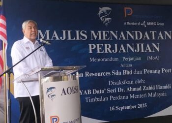 AHMAD Zahid Hamidi ketika berucap pada majlis pemeteraian Memorandum Perjanjian (MoA) antara Asia Ocean Resources Sdn. Bhd. dan Penang Port Sdn. Bhd. di Pelabuhan Pulau Pinang, hari ini.
