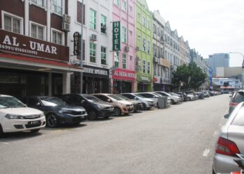 MAJORITI hotel bajet di sekitar Plaza Mahkota di Banda Hilir, Melaka habis ditempah sejak Jumaat lalu. - UTUSAN/AMRAN MULUP