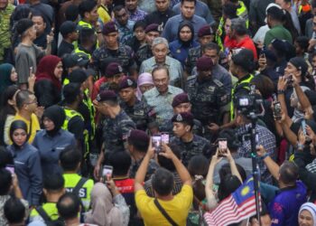 ANWAR Ibrahim (tengah) ketika hadir pada Sambutan Hari Malaysia 2025 di Pusat Konvensyen PICCA @ Butterworth Arena, Pulau Pinang, malam ini.-UTUSAN/DANIAL SAAD