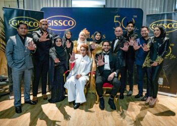 Mohd Khoirul Kamal (kanan) dan Pengarah Eksekutif Gissco Umaira Mohammad Rashid bersama barisan pengurusan tertinggi di Pelancaran Rasmi Logo Baharu & Ulang Tahun ke-50 Gissco.