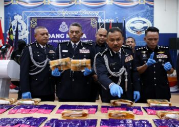 MOHD. Yusoff Mamat (depan) menunjukkan pil kuda yang dirampas semasa sidang media di Ibu Pejabat Polis Kontinjen (IPK) Kelantan, Kota Bharu, Kelantan hari ini-UTUSAN/KAMARUL BISMI KAMARUZAMAN.