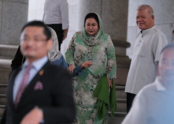ROSMAH Mansor ketika hadir bagi mendengar keputusan rayuan untuk menggugurkan Hakim Mahkamah Tinggi dalam pendengaran kes rasuah projek solar dihadapinya, di Mahkamah Rayuan, di sini hari ini. - UTUSAN/FAIZ ALIF ZUBIR