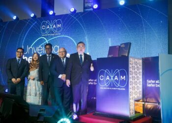 ANTHONY Loke melakukan gimi Majlis Pelancaran Identiti Korporat Baharu Pihak Berkuasa Penerbangan Awam Malaysia (CAAM) di Putrajaya.-UTUSAN/FAISOL MUSTAFA