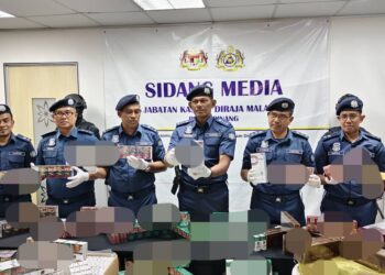 ROHAIZAD Ali (tengah) menunjukkan sebahagian daripada rokok yang dirampas dalam satu sidang akhbar di Perai, Pulau Pinang hari ini