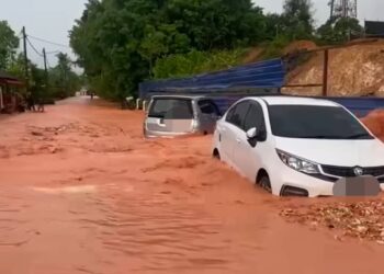 TANGKAP layar yang diambil daripada satu rakaman video yang tular menunjukkan dua buah kenderaan seakan terperangkap dalam insiden banjir lumpur di Taman Guar Perahu, Bukit Mertajam, Pulau Pinang.-GAMBAR/MEDIA SOSIAL
