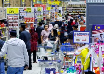 ORANG ramai berbelanja memanfaatkan bantuan Sumbangan Asas Rahmah (SARA), dan bantuan Penghargaan SARA RM100, di Pusat Membeli Belah Mydin USJ, di Petaling Jaya, baru-baru ini. – GAMBAR HIASAN