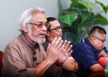 KHALID Abdul Samad dalam sidang media semalam.-UTUSAN/AFIQ RAZALI