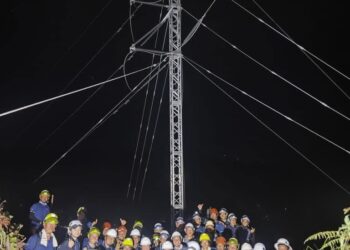 Kakitangan SESB bergambar kenangan selepas berjaya menyambungkan semula talian 275kV Kolopis-Segaliud yang tumbang susulan kejadian tanah runtuh berhampiran Kampung Sarapung, Penampang. GAMBAR/ IHSAN SESB