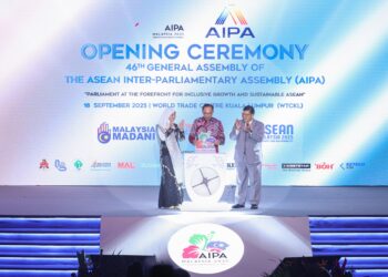 erdana Menteri, Datuk Seri Anwar Ibrahim (tengah) bersama Yang Dipertua Dewan Rakyat, Tan Sri Johari Abdul (kanan) melakukan gimik perasmian Perhimpunan Agung Antara Parlimen ASEAN ke-46 (AIPA) di Pusat Dagangan Dunia Kuala Lumpur (WTCKL) di sini hari ini.