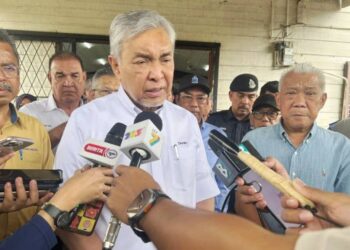 AHMAD Zahid ditemui media ketika berada di Kampung Mook, Papar, hari ini. - UTUSAN/HARDY JOE